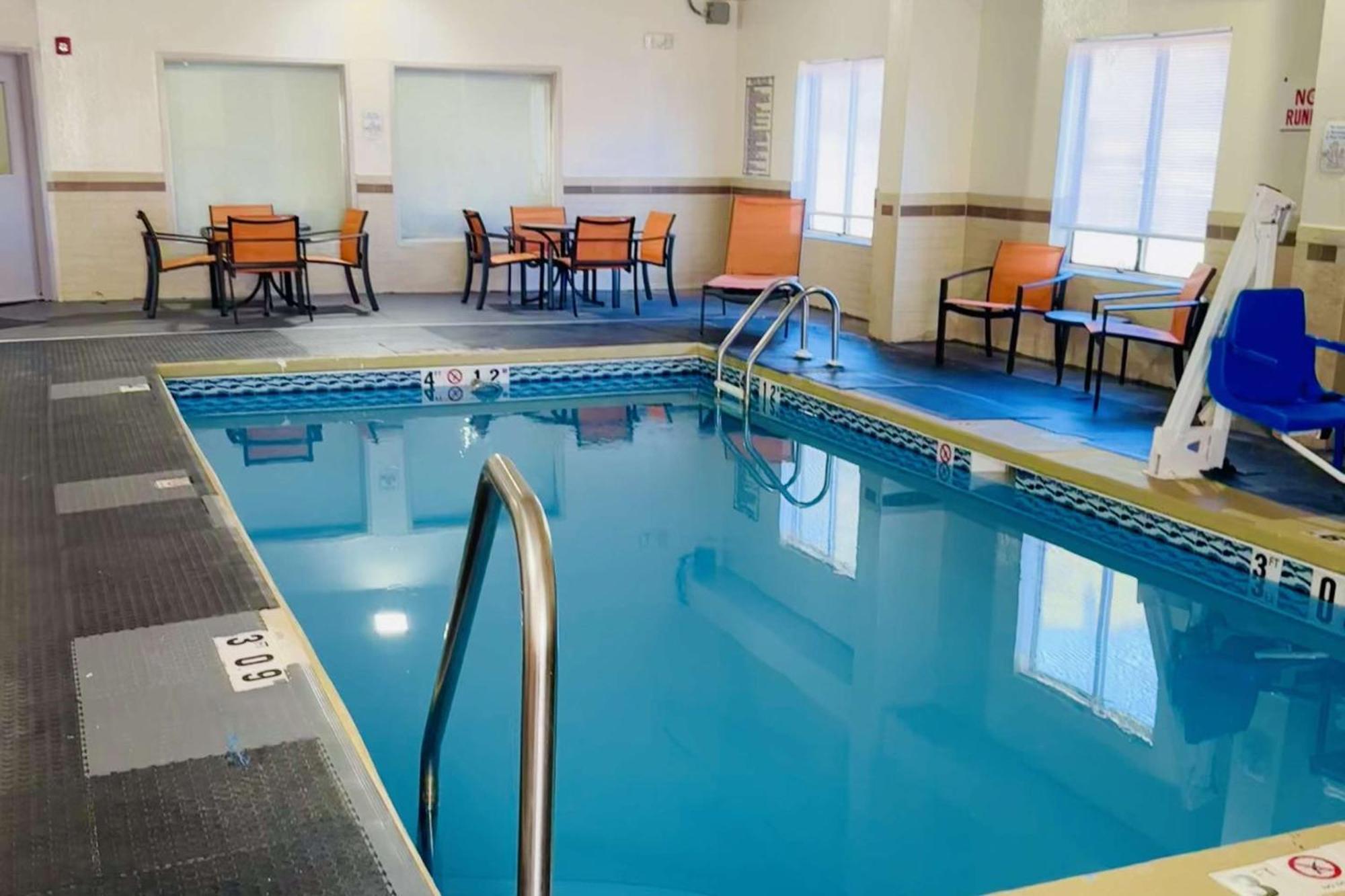 Hotel Clarion Pointe Albemarle Exterior foto