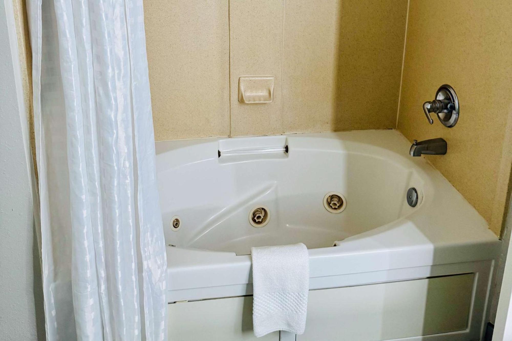 Hotel Clarion Pointe Albemarle Exterior foto